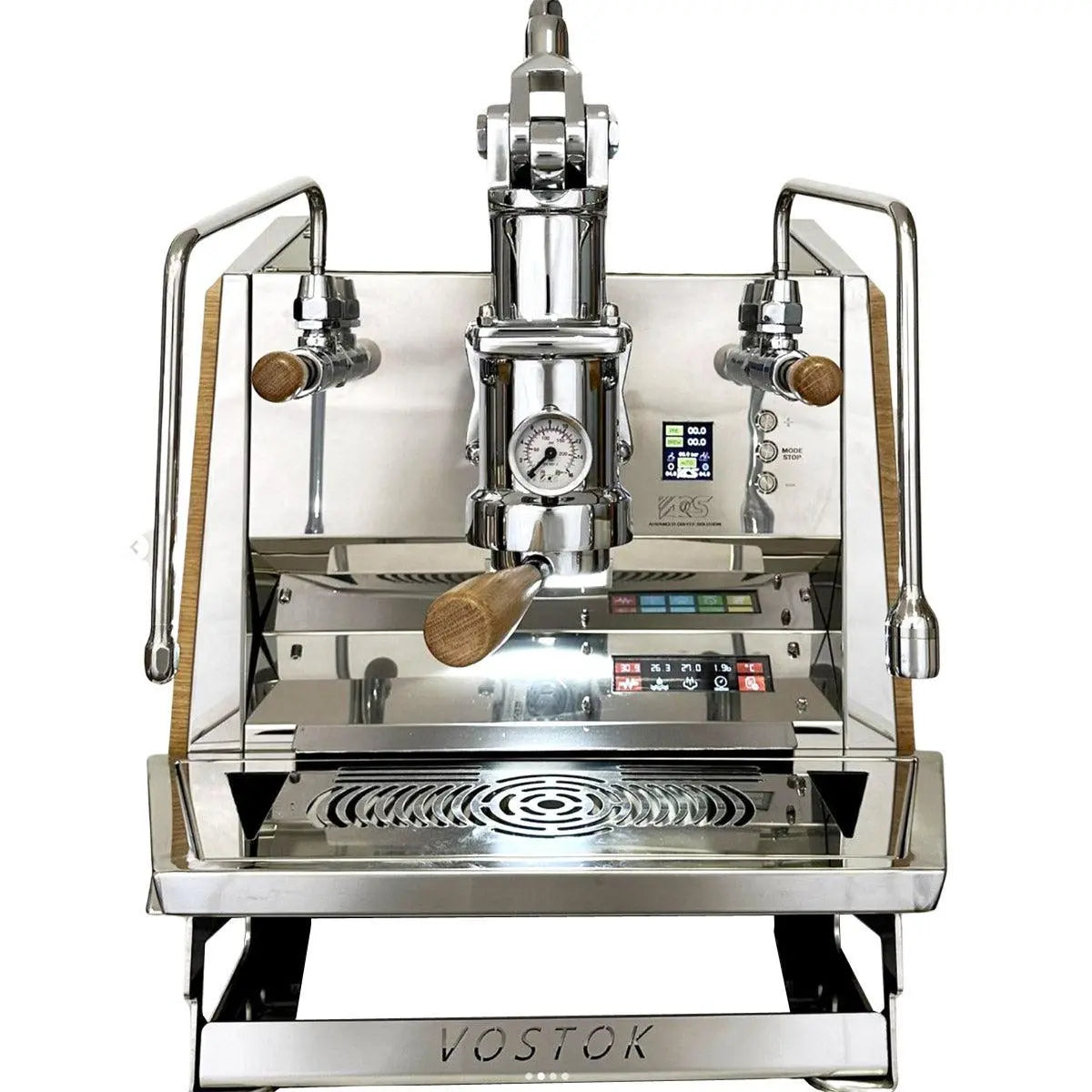 Vostok One Group Espressomaschinn a Chrom mat Holzdetailer an digitalem Display fir professionellt Kaffisbréiwen.