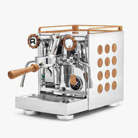 Rocket Appartamento Espresso-Maschinn aus Edelstol mat Detailer aus Holz an engem moderne Design fir Qualitéitskaffi.