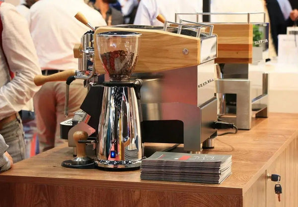 kommerziell Kaffismieler - Barista an Espresso