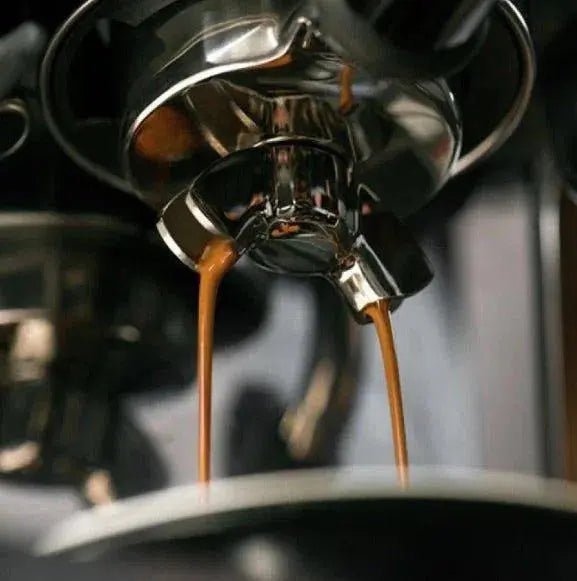 Populär - Barista an Espresso
