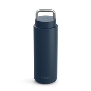 Donkelblo isoléiert Thermosbecher aus Edelstol mat Droenhandtak, Deel vu Fellow, Take away, Bestseller, alles iwwer Kaffi.