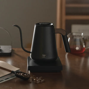 Schwaarzen elektresche Waasserkacher mat schmoler Tëtsch a Holzhandtak fir Barista- an Filterkaffi-Zoubéi vu Timemore, alles iwwer Kaffi.