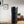 Electric Coffee Travel Mug black V2 - 355ml op engem Dësch mat digitaler Temperatur-Anzeige an engem modernen Innenraum.