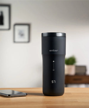 Electric Coffee Travel Mug black V2 - 355ml op engem Dësch mat digitaler Temperatur-Anzeige an engem modernen Innenraum.