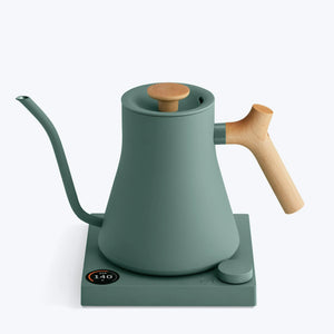 Grénge Waasserkeessel mat Holzgrëff an laangem schmuele Ausgoss fir präzis Bréiwen, Deel vu Fellow, EspressoGear, alles iwwer Kaffi