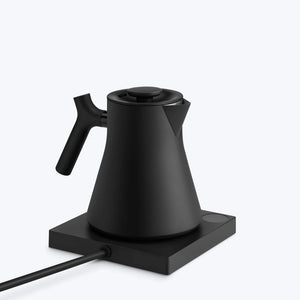 Mattschwaarze Waasserkacher mat ergonomeschem Grëff op enger Heizplack, Deel vu Fellow, EspressoGear, alles iwwer Kaffi