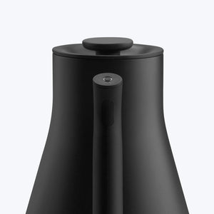 Mattschwaarze Waasserkessel mat stilrentem Design an ergonomeschem Handgrëff, en Deel vu Fellow, EspressoGear, alles ëm de Kaffi