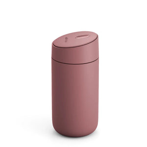 Widderbenotzbare Reesbecher a gedämpftem Rosa mat Schibdeckel, Deel vu Fellow, Take-away, Dat Neitst, alles iwwert Kaffi.