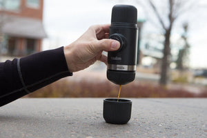 Portabel Espressomaschinn mat Adapter fir Nespresso OriginalLine, perfekt fir Barista an portabel Kaffismaschinnen.