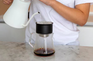 Servéierkann aus Glas mat moderne Design fir präzis Bréiung, Deel vun EspressoGear, déi neiste Neiegkeeten, alles iwwer Kaffi.