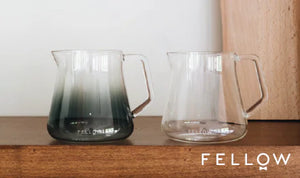 Zwee Servierkannen aus Glas mat engem moderne Design fir präzis Kaffiservéiere, Deel vun EspressoGear, déi Neiegkeeten, alles iwwer Kaffi.