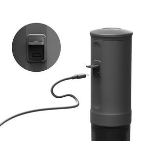 Portabel Espressosmaschinn an donkelgroem Téin mat USB-Opluedung, Deel vun tragbare Kaffismaschinnen an Ausrüstung.