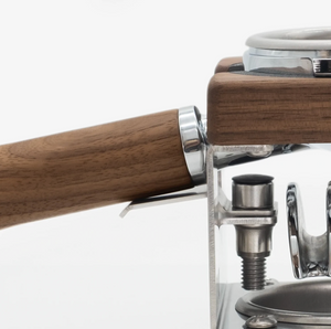 Portafilter-Stänner aus Holz a Metall fir e stabile Ofstell beim Espresso bréien, Barista-Zousaz, alles ëm de Kaffi.