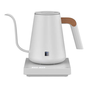 Wäissen elektresche Waasserkecher mat schmolem Schniewel an Holzakzent um Grëff, fir Barista- an Filterkaffi-Zoubeschier, alles iwwert Kaffi.