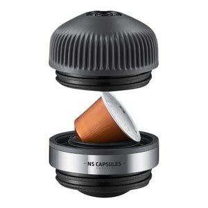 Adapter a schwaarz a Stol fir Nespresso OriginalLine-Kapselen, Espresso-Zoubehéier vu Wacaco an EspressoGear.
