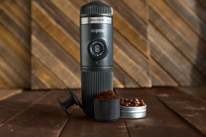 Schwaarze portable Nanopresso mat Kaffi an Kapselen a gemueltem Kaffi, Espresso-Accessoiren vum Barista a portable Kaffismaschinnen.