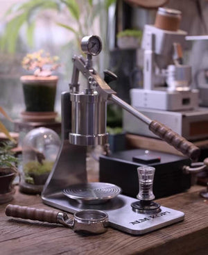 Aleman Sniper Espressomaschinn mat manuellem Hiewel | Precision Tower aus Edelstahl