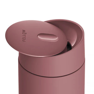 Wiederverwendbare rosa Reesbecher mat Rutschdeckel am moderne Design, Deel vu Fellow, Take away, EspressoGear, alles iwwer Kaffi.